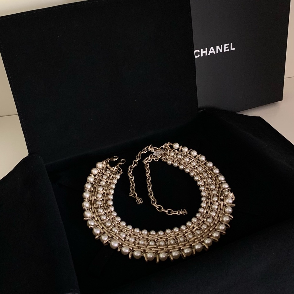 Hold CHANEL thick pearl collar necklace